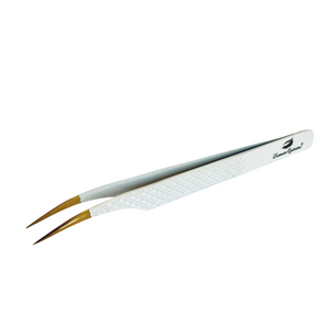 Dramatic Eyelashes - Curved Isolating Tweezers in White with Gold tip. Designed for precision and comfort these curved isolating tweezers are perfect for Russian Volume, Easy Fan, Classic and Pre-made Fans.